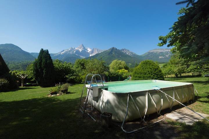 Gîte pour 7 personnes, avec Terrasse ainsi que Jardin et Piscine