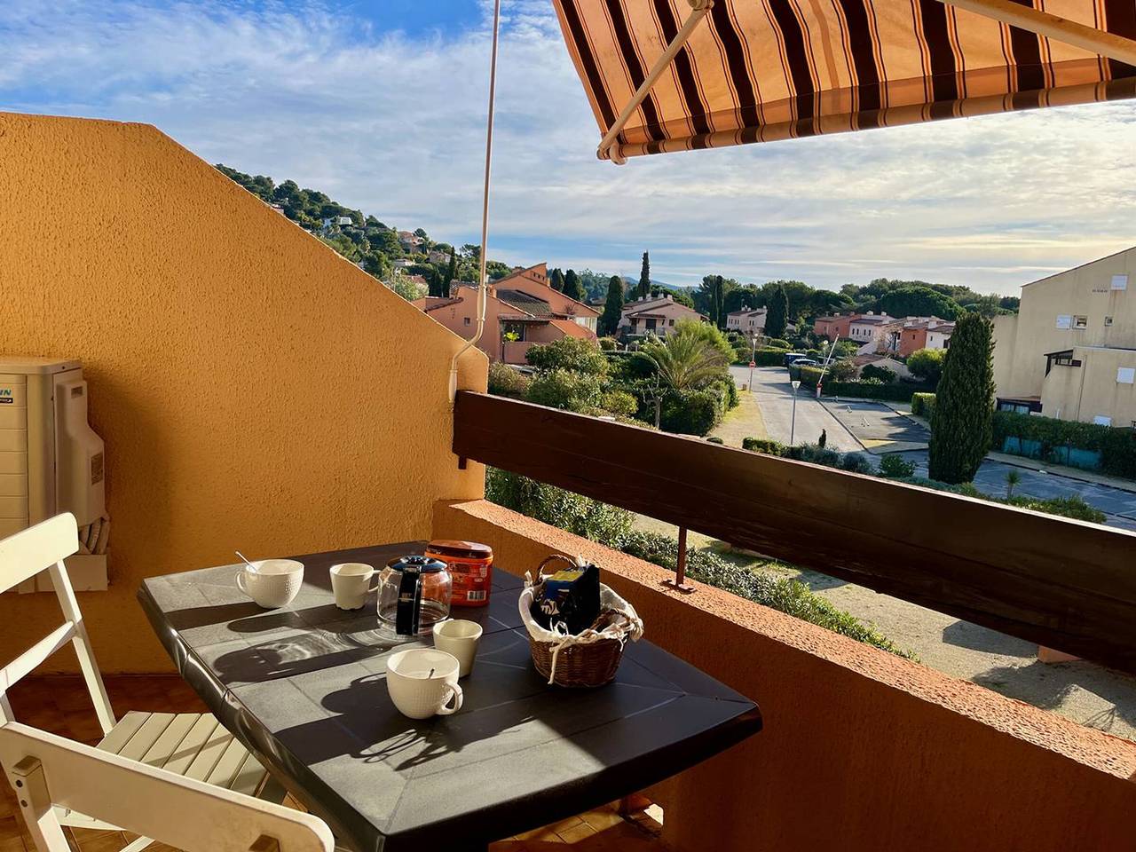 Entire apartment, Modern 2-room apartment with balcony and parking in La Londe-les-Maures in La Londe-les-Maures, Parc national Port-Cros