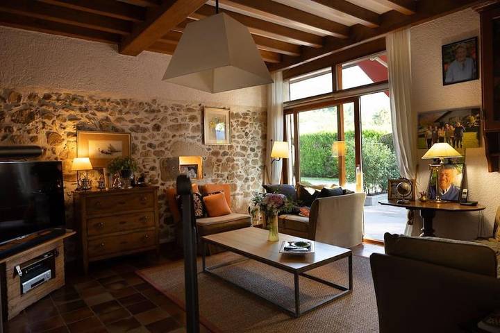 Location de vacances pour 10 personnes, avec piscine et terrasse ainsi que jardin et vue à Cusy - 4