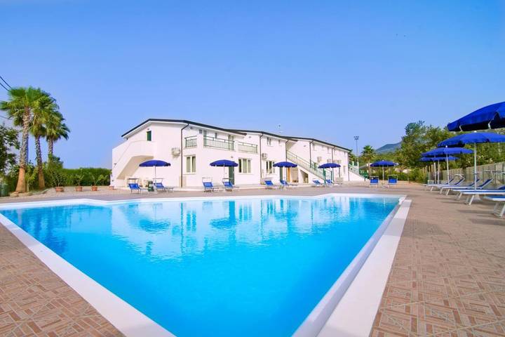 Residence per 3 persone, con giardino e piscina nonché balcone - 1