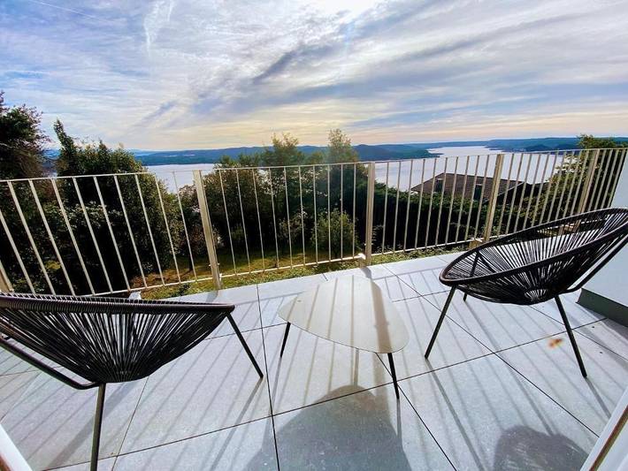 Location de vacances pour 4 personnes, avec Balcon et Terrasse ainsi que Jardin et Vue sur le lac dans Massino Visconti