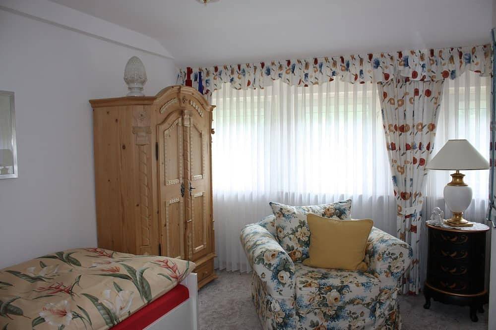 Ganze Wohnung, Ferienwohnung '1' mit privater Terrasse, Gemeinschaftsgarten und Wi-Fi in Enzklösterle, Nordschwarzwald