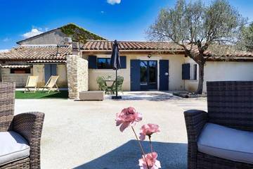 Gîte pour 4 personnes, avec vue et terrasse à Rasteau