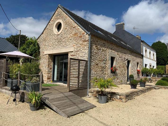 Gîte pour 4 personnes, avec jardin à Leuhan