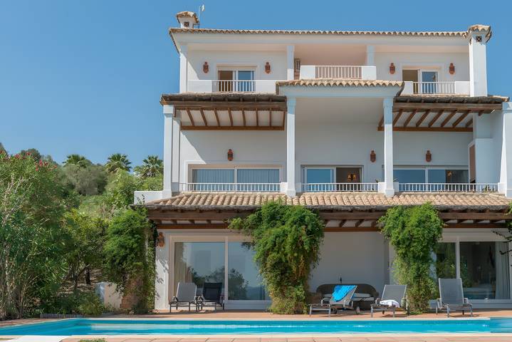 Villa 'Indigo' with Mountain Views, Wi-Fi, and Air Conditioning in Benalup-Casas Viejas, Costa de la Luz