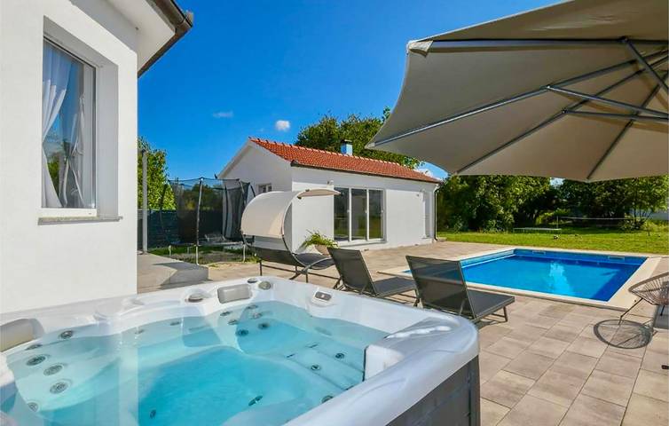 Gemütliche Ferienwohnung mit Pool, WLAN und Parkplatz in der Nähe des Flusses Ričina und des Prološko-Sees in Imotski, Makarska Riviera