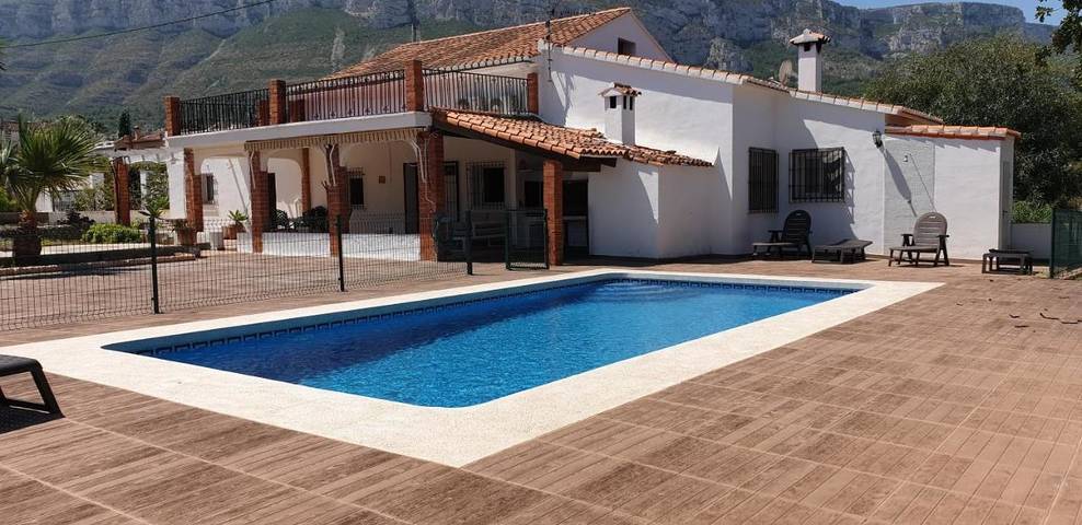 Villa für 8 Personen, mit Whirlpool und Terrasse sowie Garten und Pool in Dénia