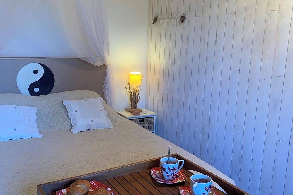 Gîte climatisé: piscine réservée à votre usage, superbe vue sur les Cévennes in Blauzac, Région de Nîmes