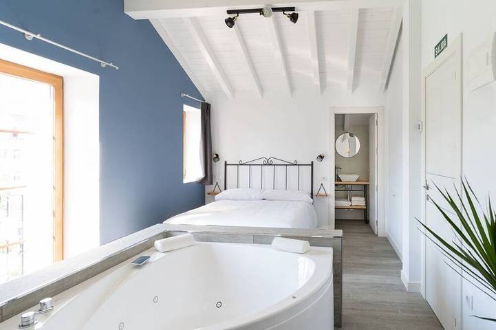 Gîte pour 2 personnes, avec jacuzzi et jardin dans Villaverde de Pontones