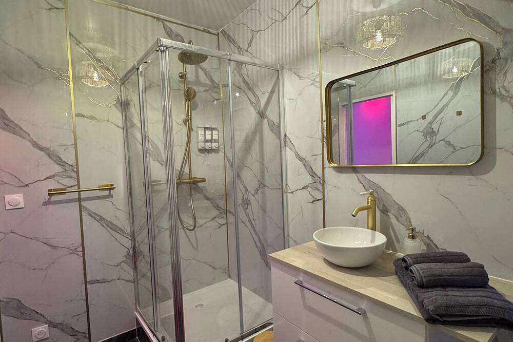 Apartamento entero, Apartment Loveroom, spa jacuzzi & Sauna in a romantic atmosphere! in Chevilly-Larue, Valle del Marne