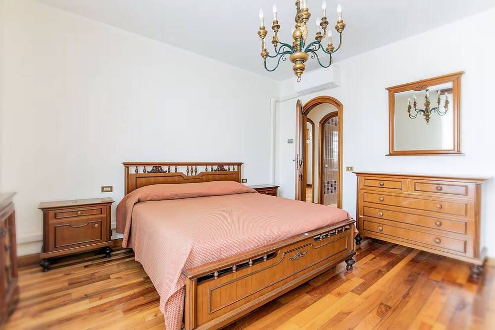 Spacious Villa by the Sea with Garden, King Suite and Porch in Lido di Camaiore, Camaiore