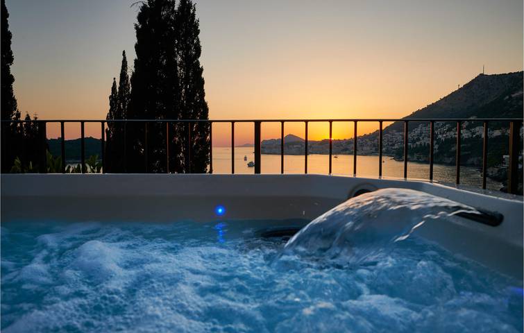 Entire holiday apartment, Cozy 1-Bedroom Apartment with Terrace, 100m to the Beach in Grad Dubrovnik, Dubrovnik-Neretva