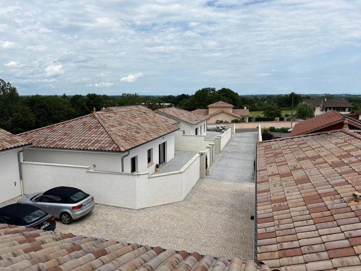 Location de vacances pour 6 personnes, avec piscine ainsi que vue et jardin à Crêches-sur-Saône