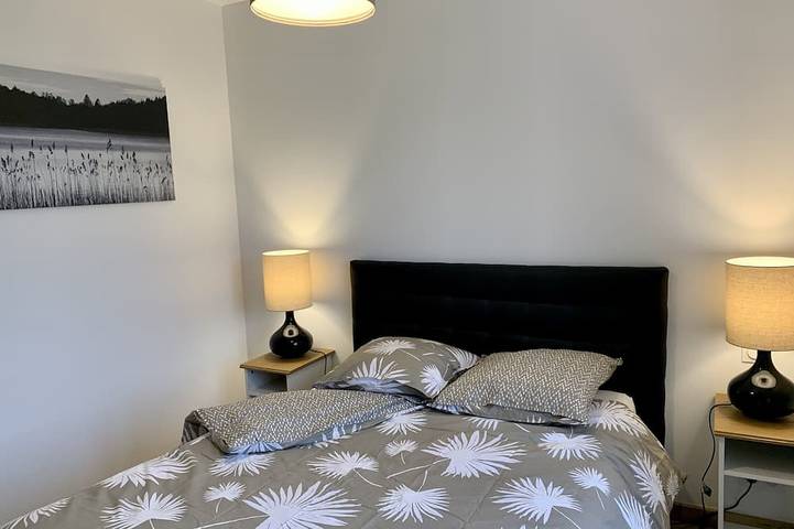 Apartamento entero, Gîte overlooking the Doubs, close to hiking trails in Baume-les-Dames, Jura Francais