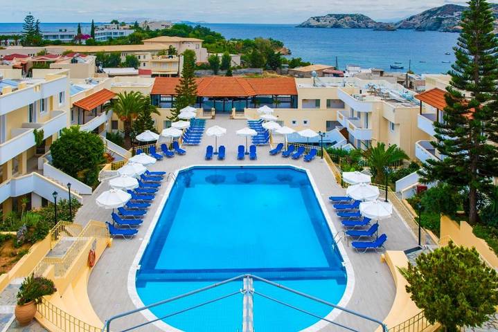 Hôtel pour 3 personnes, avec jardin ainsi que bassin pour enfant et piscine