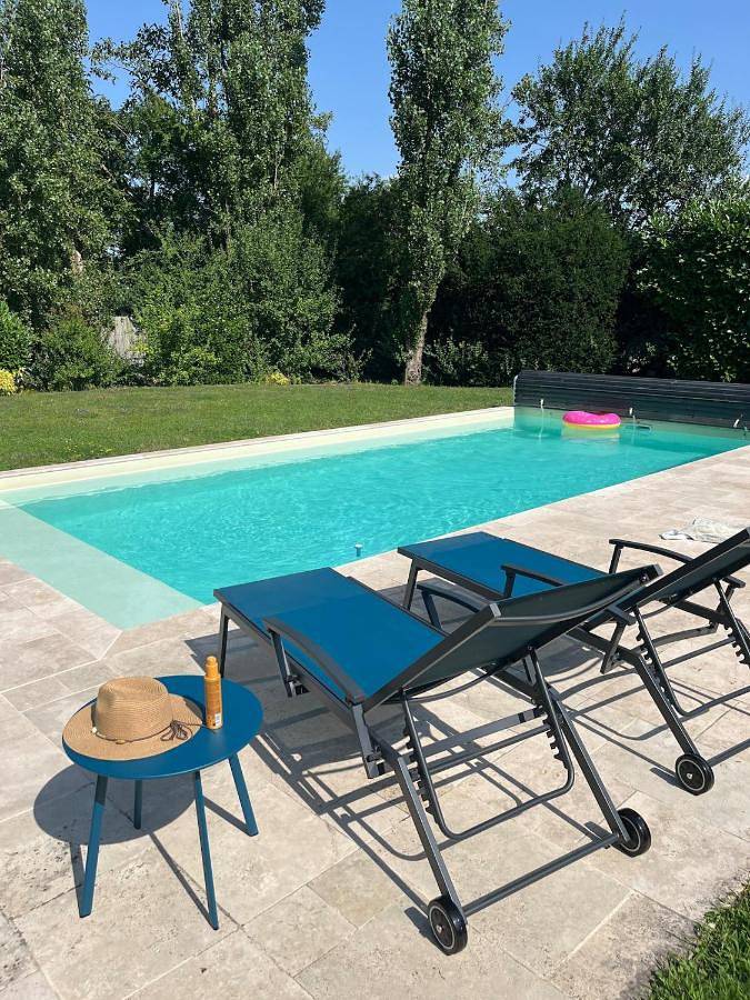 Gîte pour 6 personnes, avec terrasse ainsi que jardin et piscine à Brugheas