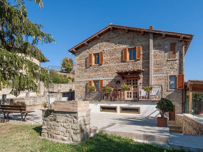 Agriturismo per 4 persone, con Terrazza e Giardino nonché Piscina e Vista lago a Pratovecchio Stia