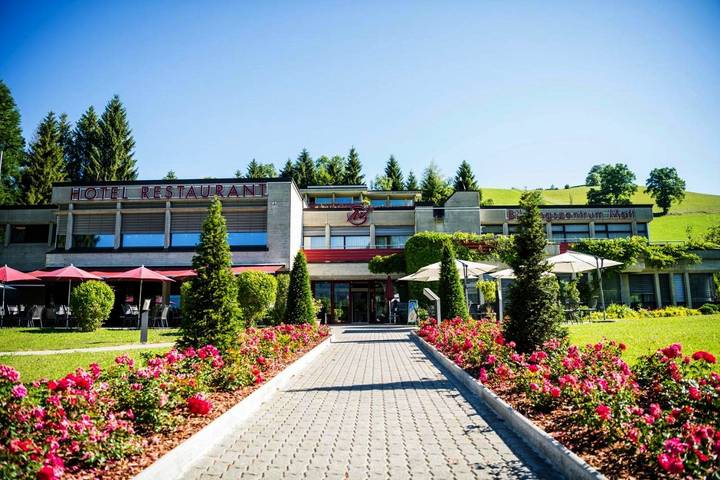 Hotel, mit Balkon und Terrasse sowie Whirlpool und Garten