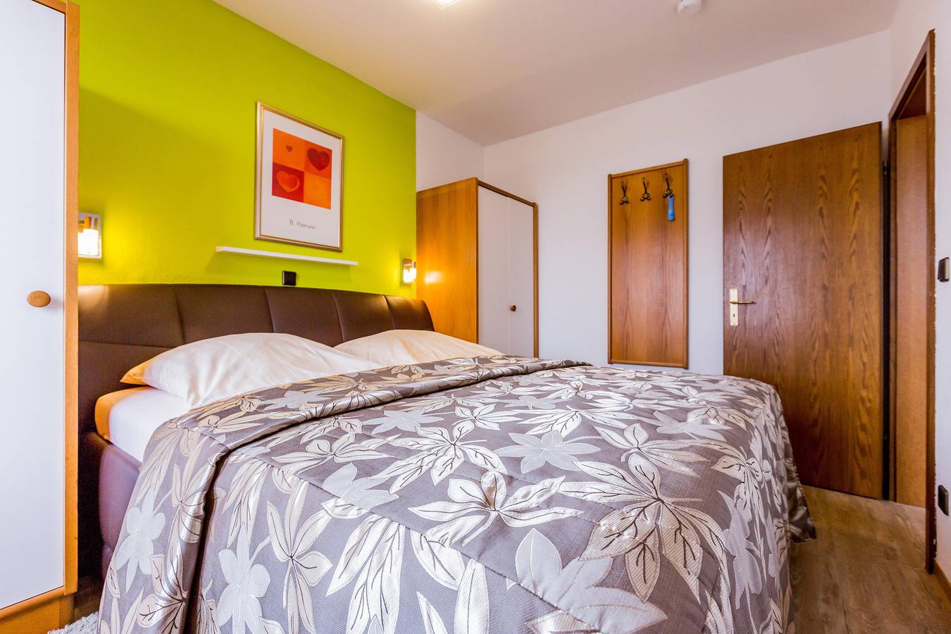 Ganze Wohnung, Residenz Meeresbrandung 11 mit verglastem Balkon und Meerblick , Einbauküche ,2 x Tv,Schwimmbad, Sauna , reservierter Stellplatz, Wlan ! in Duhnen, Cuxhaven