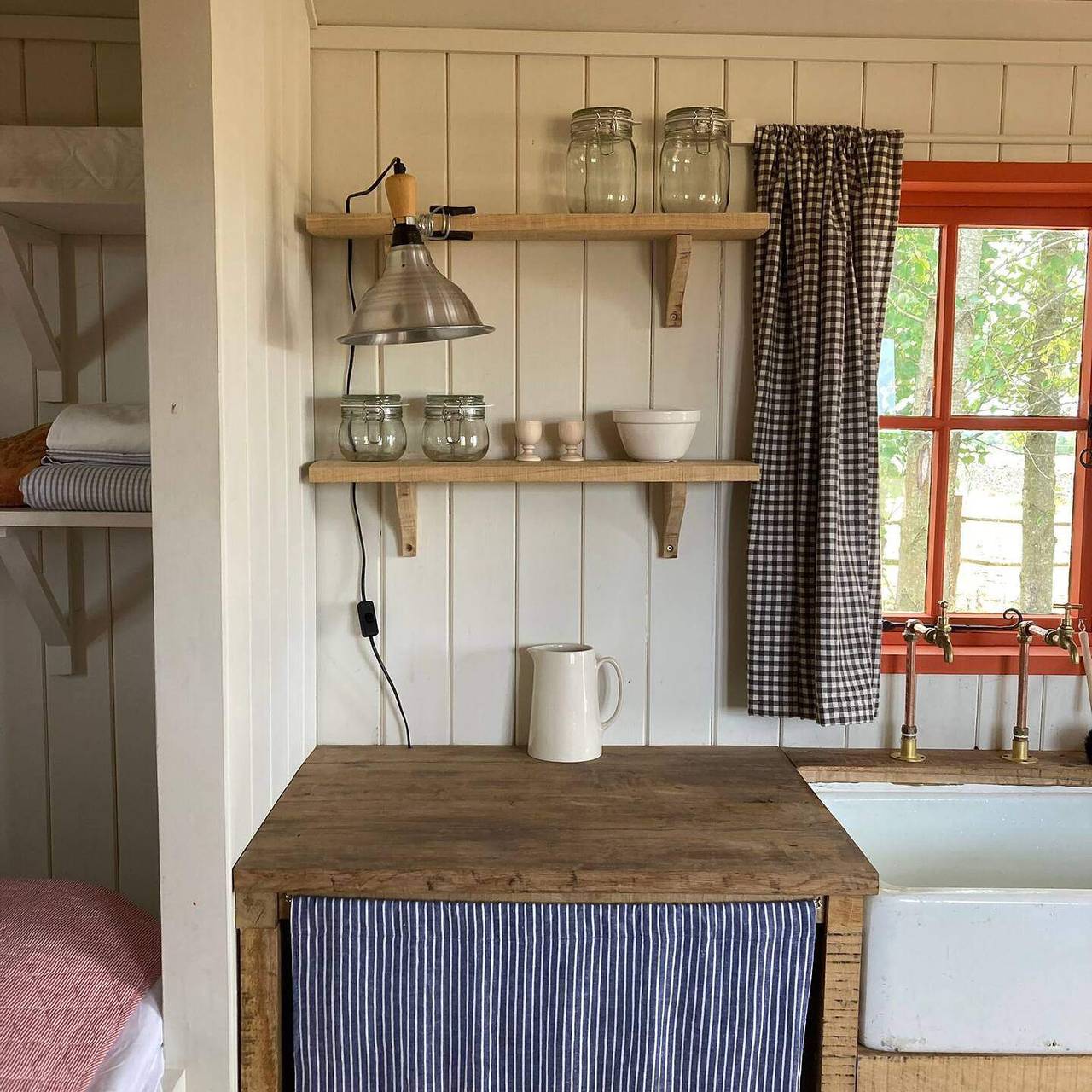 Secluded off grid Shepherd's Hut in Stroud, Gloucestershire