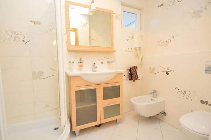 Villa pour 10 personnes, avec jardin ainsi que jacuzzi et balcon dans Betina - 3
