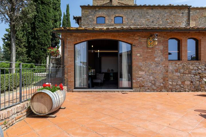 Geheel appartement, Vakantieappartement "Suite Limonaia" met gedeeld zwembad, terras en Wi-Fi in San Gimignano, Provincie Siena