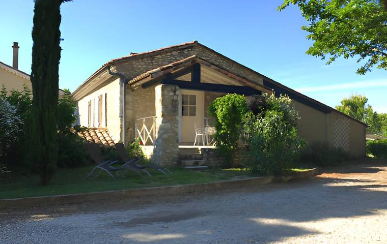 Gîte pour 4 personnes, avec jardin ainsi que terrasse et piscine, animaux acceptés