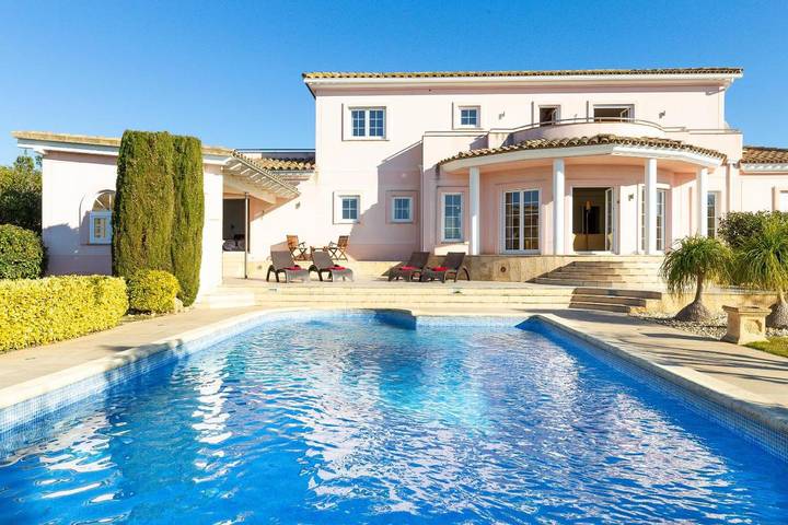 Location de vacances pour 8 personnes, avec jardin ainsi que piscine et vue à Peralada