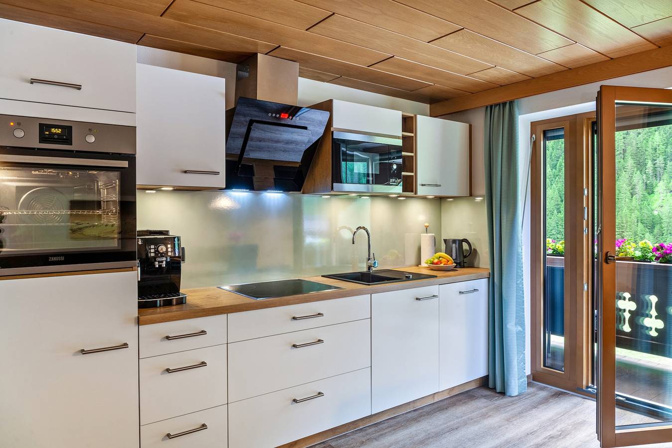 Ganze Wohnung, "Haus Alpenheim Ferienwohnung 1" mit Bergblick, Balkon und Wlan in Madseit, Hintertux