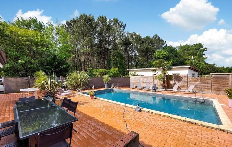 Location de vacances pour 8 personnes, avec piscine ainsi que terrasse et jardin à Le Temple - 2
