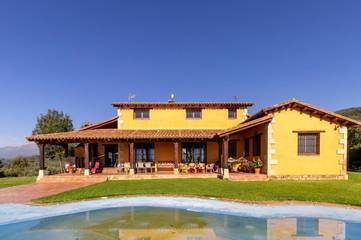 Location de vacances pour 11 personnes, avec piscine et jardin ainsi que terrasse et vue, animaux acceptés à Candeleda