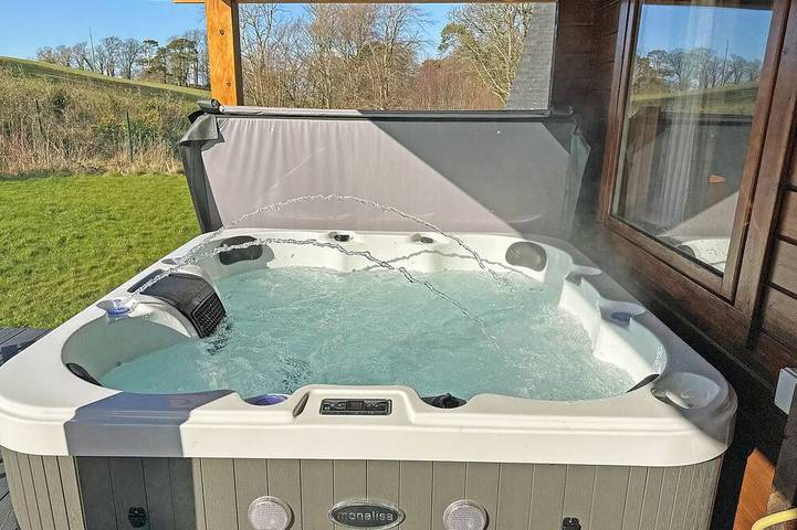 Cottage for 7 people, with garden and hot tub in Llanbedr