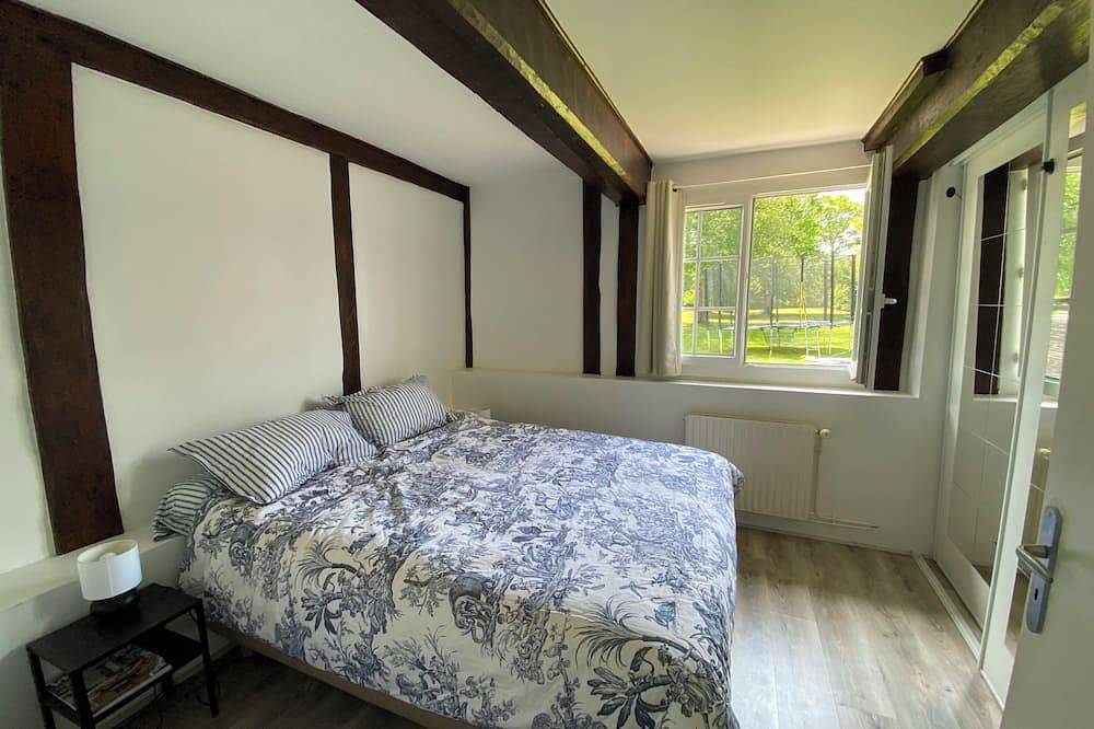 Lovely thatched cottage with pool, just 10 minutes from the glamour of Deauville in Blonville-sur-Mer, Region de Lisieux