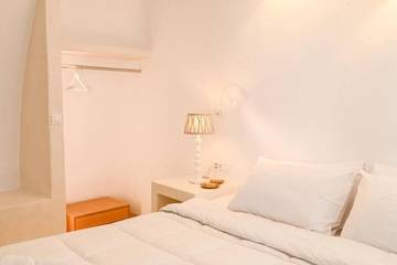Holiday Apartment for 4 People in Firostefani, Thera, Photo 2