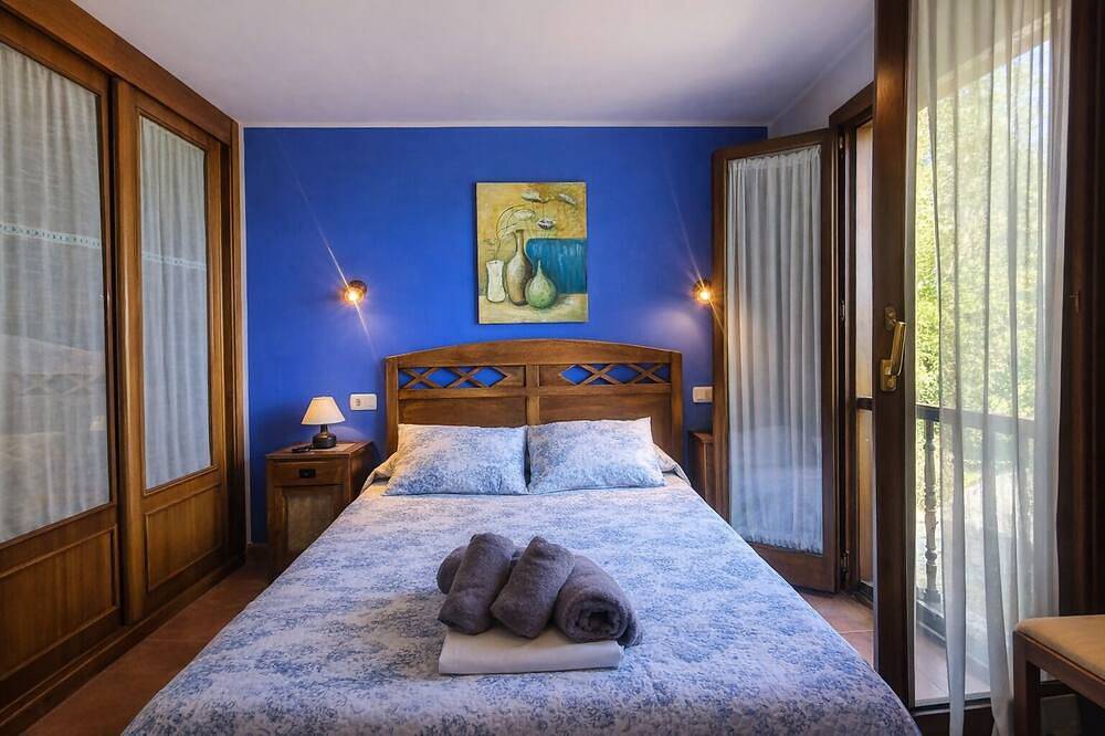 Villa Porrua 2 – Jardín con Barbacoa y chimenea in Llanes, Costa Verde