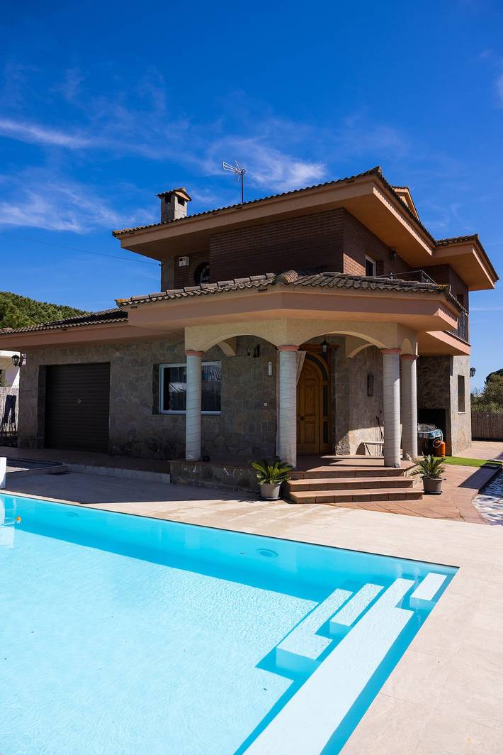 Casa rural para 9 personas, con Balcón y Jardín en Selva - 2