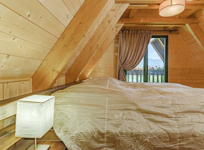 Ganze Ferienwohnung, Holzhaus ''Luka'' mit Whirlpool, Pool und Bergblick in Korenica, Lika-Senj