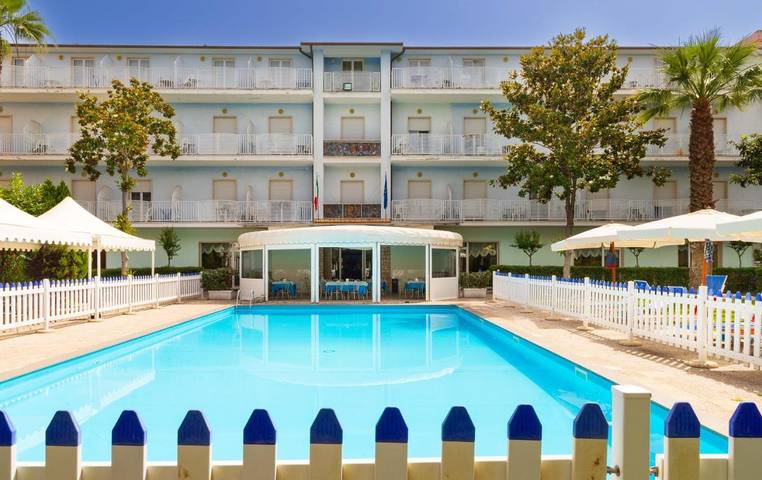 Appartamento per 2 persone, con giardino e panorama nonché piscina, con animali domestici in Porto d'Ascoli