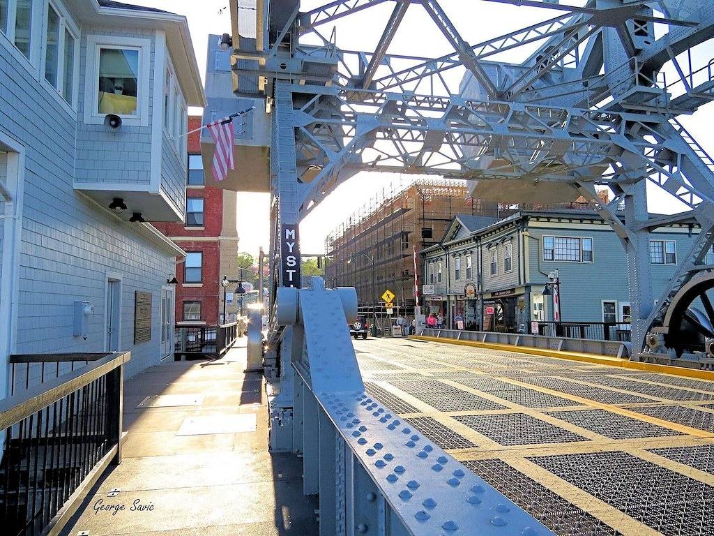 Historic home in downtown Mystic-1 block from green, river, shops & restaurants in Mystic, Connecticut