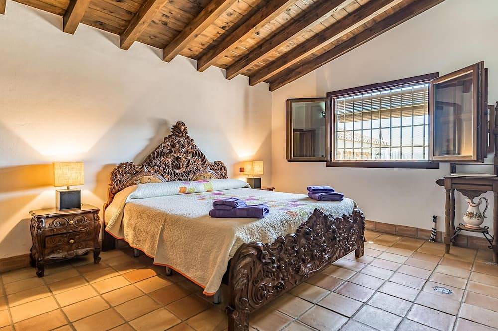 Cozy home in Salar with indoor swimming pool in Alhama de Granada, Provincia de Granada