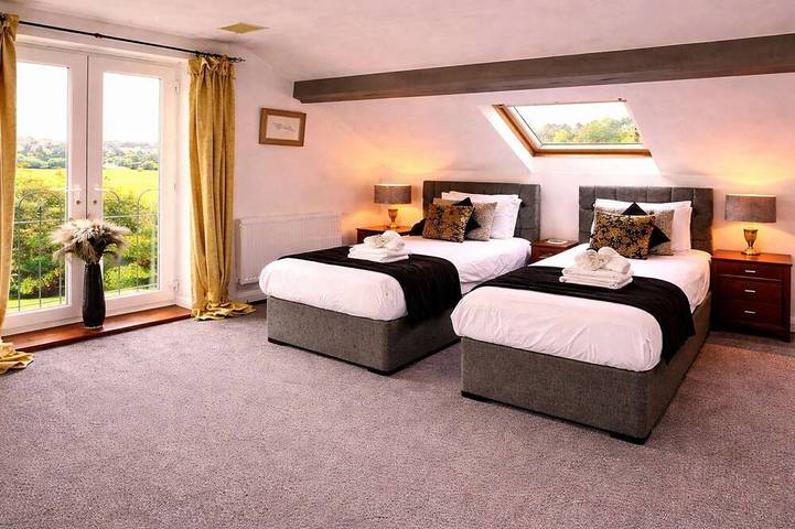 Juliet Cottage - Sleeps up to 3 - Large Hot Tub in Wilmcote, Warwickshire