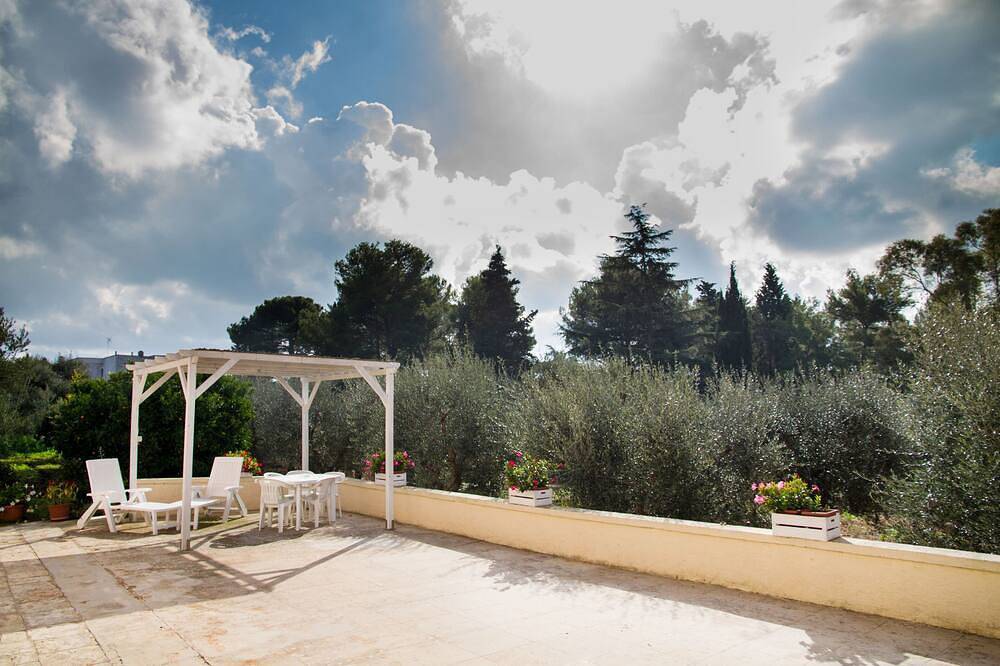 Gateway to the Olives in San Bartolomeo (Bari), Monopoli