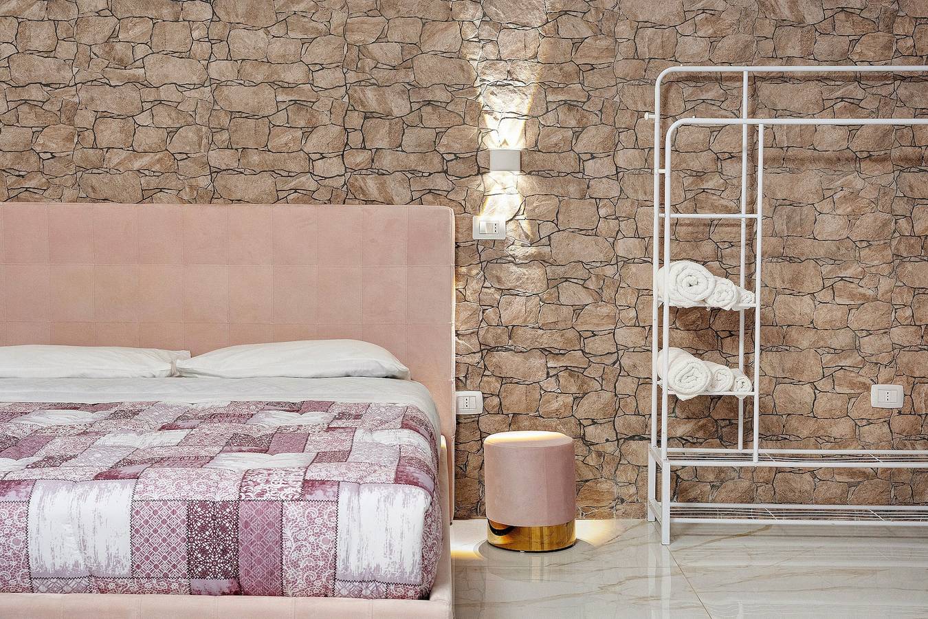 Habitación 'Tortora House Pink' con balcón, Wi-Fi y aire acondicionado in Nápoles, Provincia de Nápoles