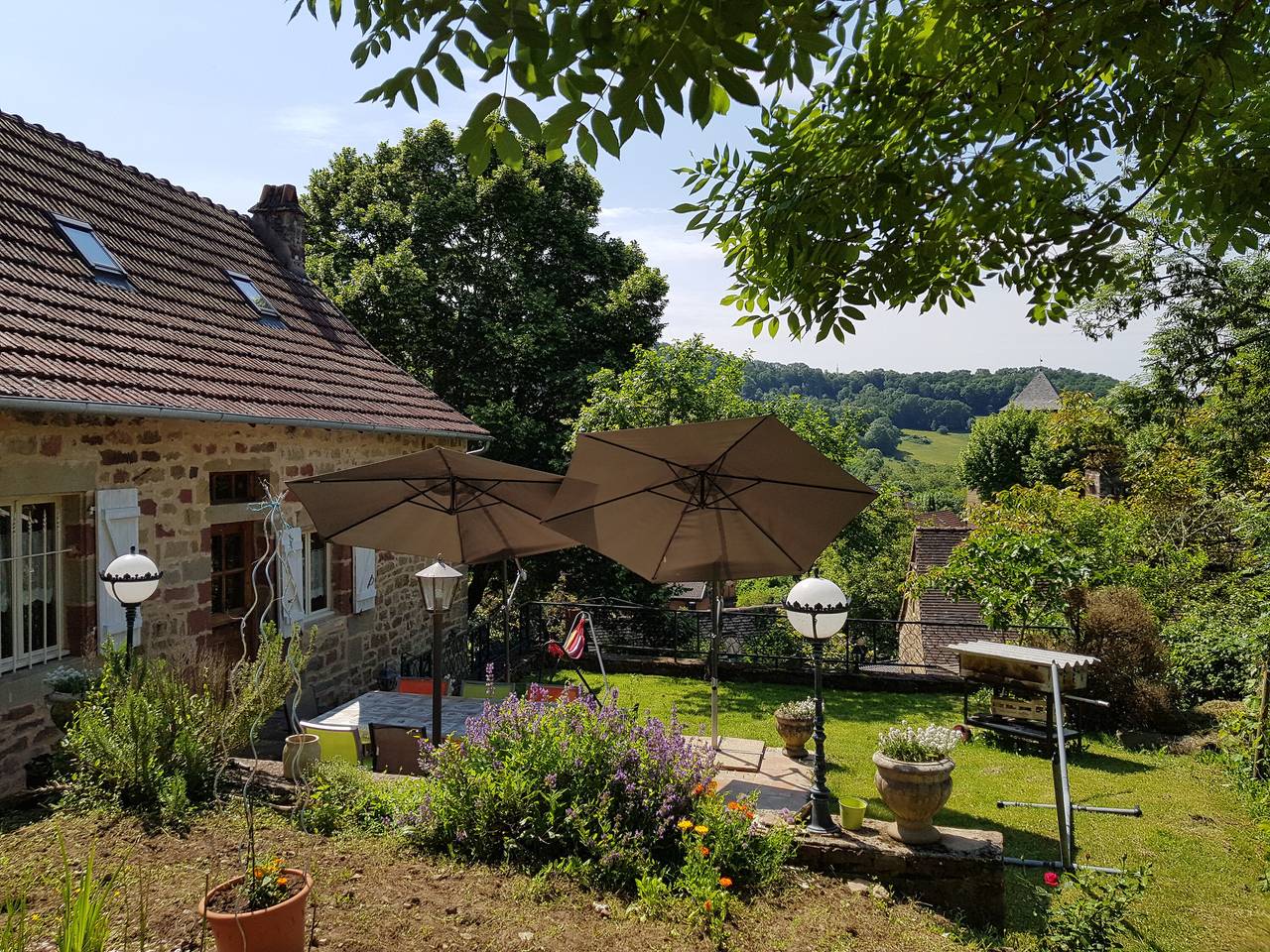 Maison de Vacances 'Les Vieilles Treilles' avec Terrasse Privée, Jardin Privé et Climatisation in Noailhac, Région de Brive-la-Gaillarde