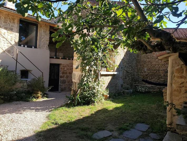 Location de vacances pour 2 personnes, avec jardin ainsi que vue et terrasse à Brindas
