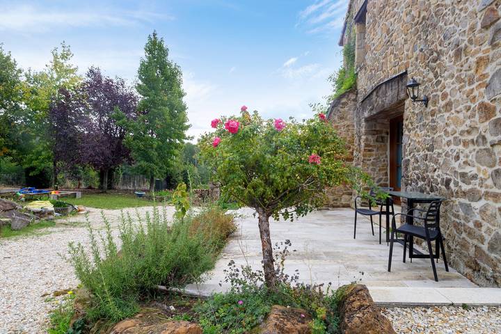 Casa vacanze Domaine de Bellac - 32 persone con piscina privata, terrazza e Wi-Fi in Roussines, Parco naturale regionale di Périgord-Limousin