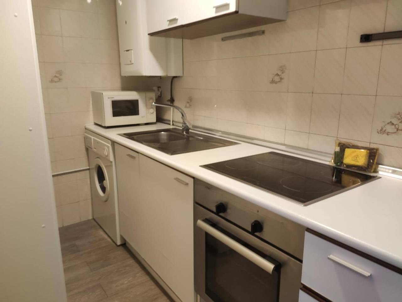 Apartamento entero, Apartamento de montaña en Jaca con piscina, parking, para 6 personas in Jaca, Pirineos