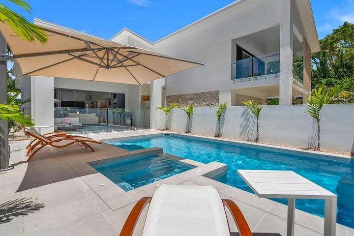 Holiday home for 8 people, with view and pool as well as garden in Palm Cove