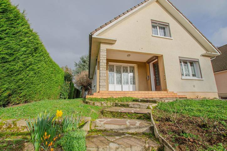 Gîte pour 6 personnes, avec terrasse ainsi que jardin et piscine, animaux acceptés