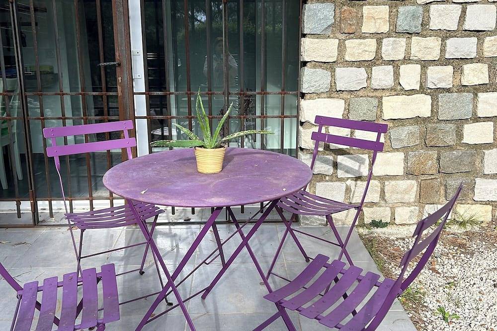 Charming bungalow on a beautiful estate in Velaux, Region de Aix-en-Provence